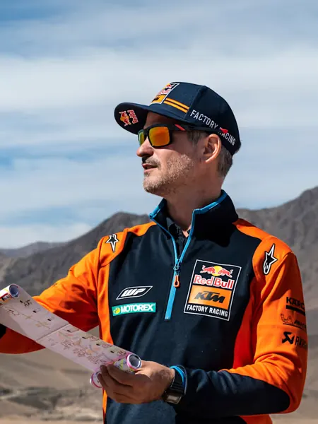 Jordi Viladoms com equipamento Red Bull KTM e um roadbook na mão