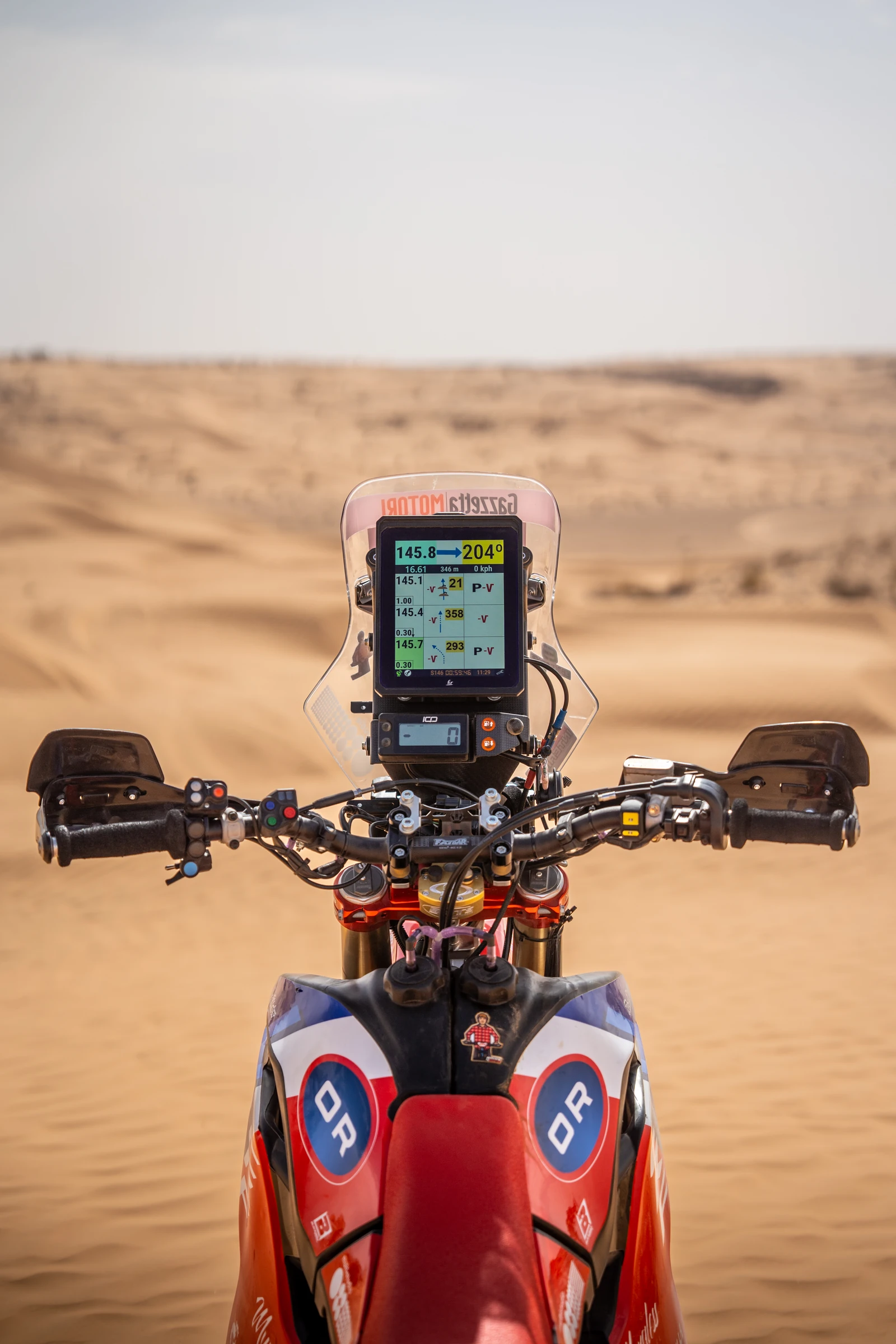 Y1000 no cockpit de uma moto nas dunas