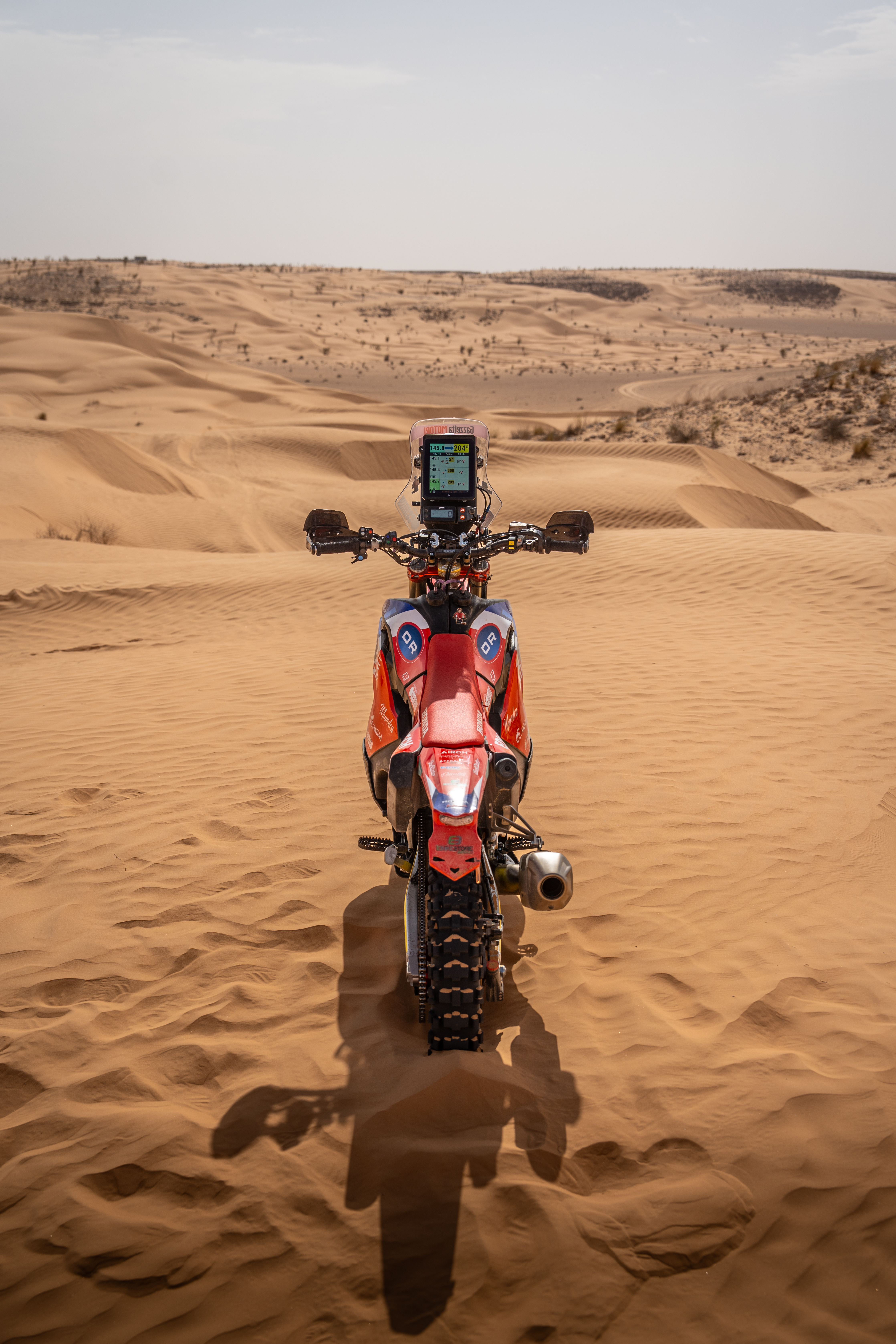 Rally motorcycle with an F2R Y1000 digital roadbook standing on sand tracks during a navigation training day