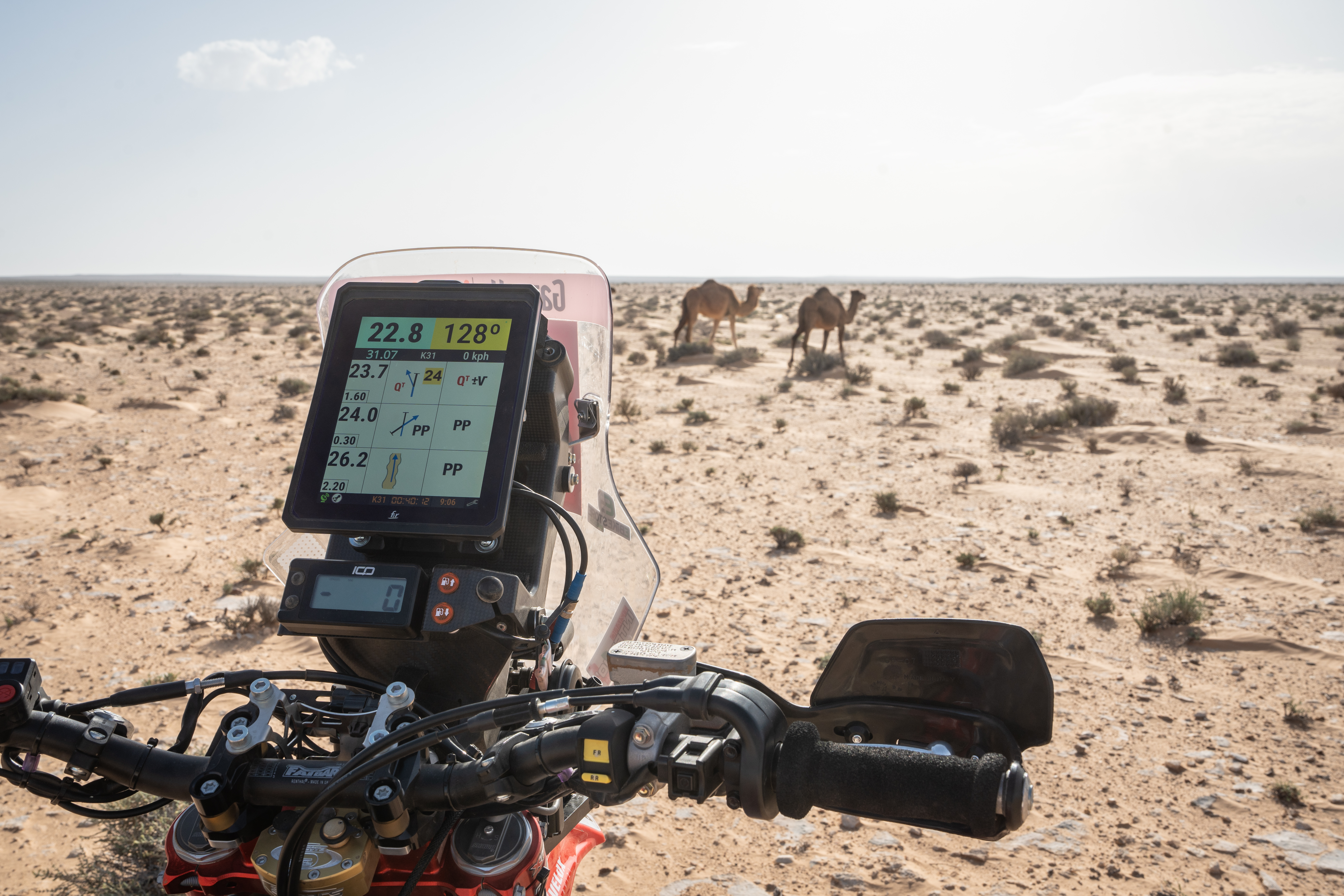 F2R Y1000 digital roadbook mounted on a rally motorcycle cockpit on a rocky desert training track